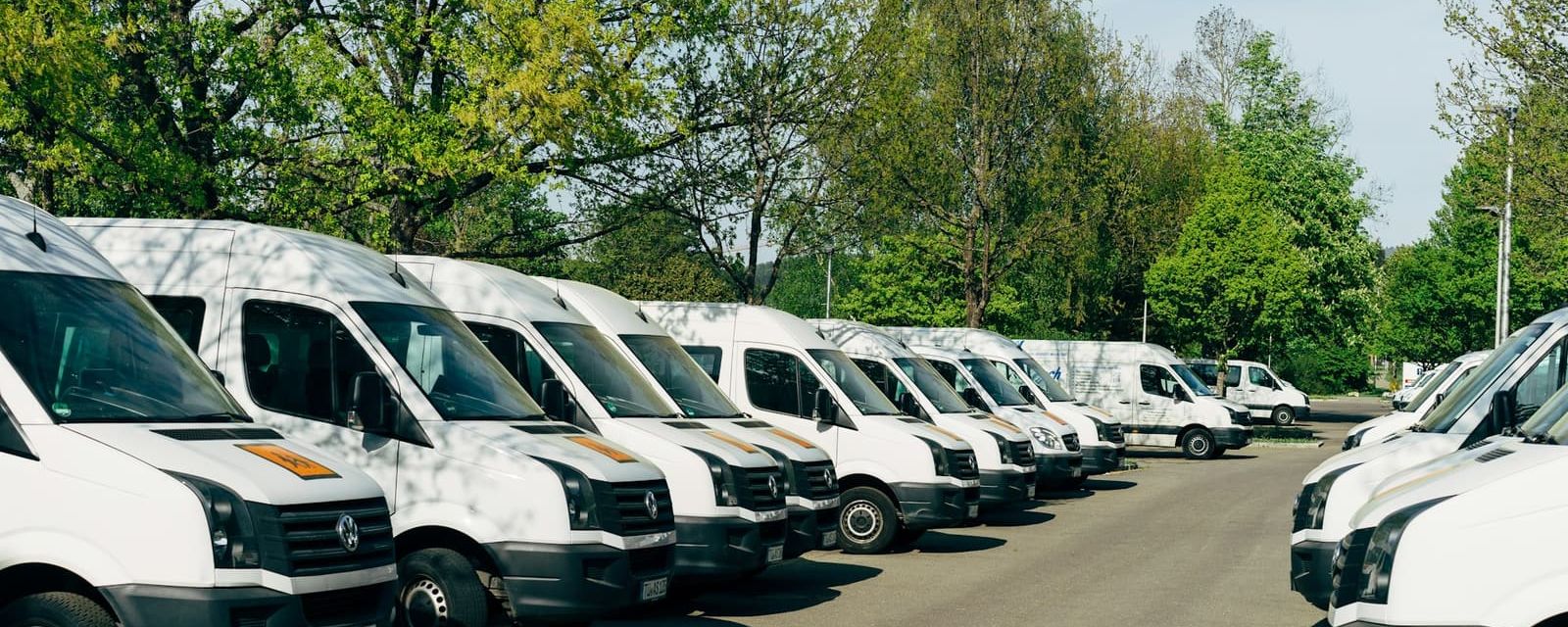 Fabrika kapısında bekleyen servis aracı